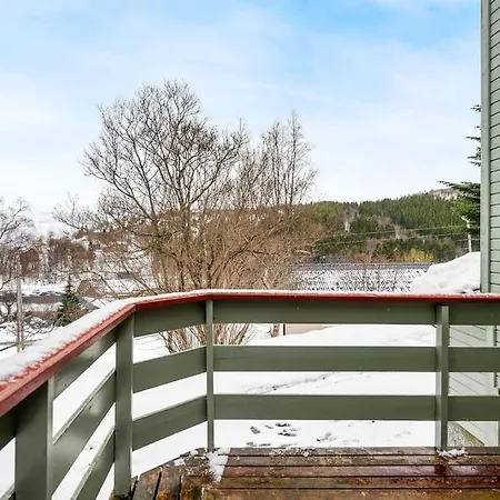 House With Garage In Lyngen 펜션 Lyngseidet