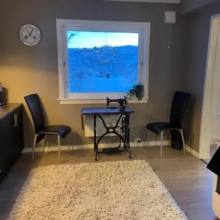 House With Garage In Lyngen בית נופש Lyngseidet