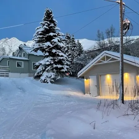 House With Garage In Lyngen Holiday home Lyngseidet