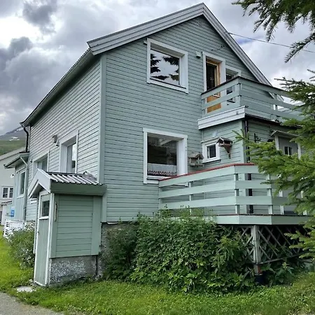 House With Garage In Lyngen 펜션