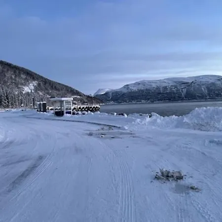 House With Garage In Lyngen Semesterbostad