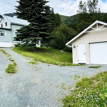 House With Garage In Lyngen 펜션 Lyngseidet