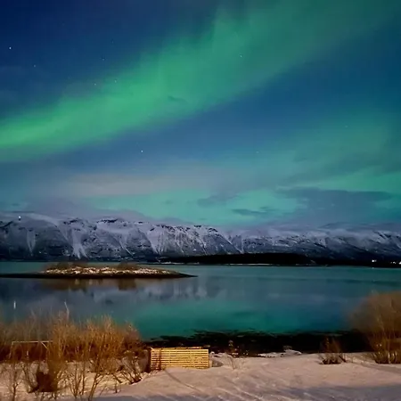 House With Garage In Lyngen 펜션 *