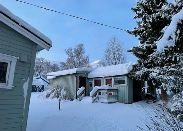 House With Garage In Lyngen Casa de Férias *
