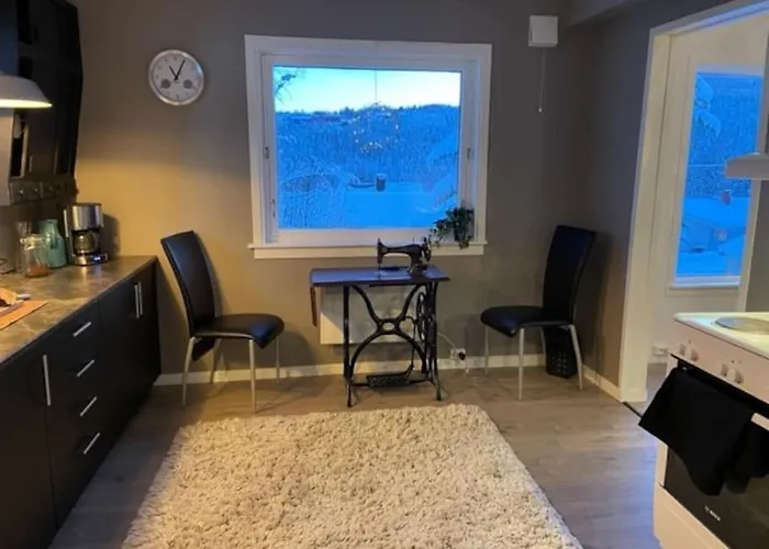 House With Garage In Lyngen Casa de Férias Lyngseidet