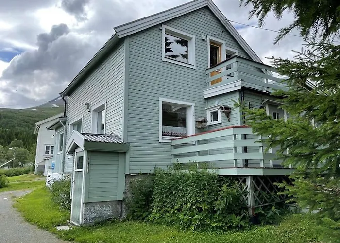 House With Garage In Lyngen Prázdninový dům