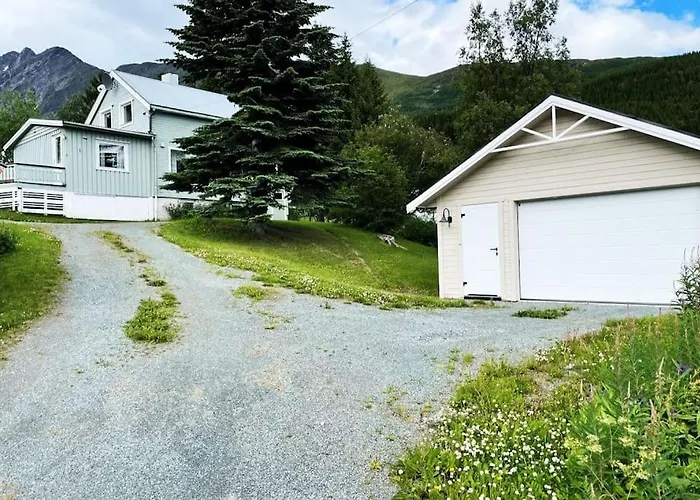 House With Garage In Lyngen Prázdninový dům Lyngseidet