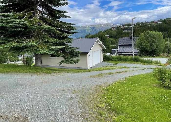 House With Garage In Lyngen Prázdninový dům *
