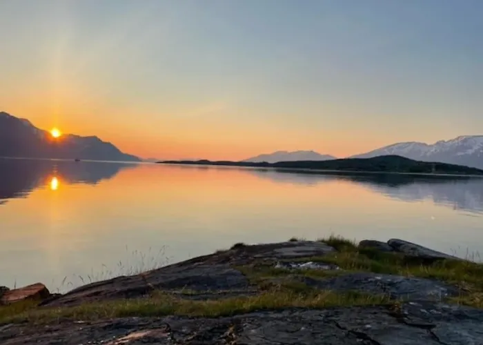 House With Garage In Lyngen Casa de Férias Lyngseidet