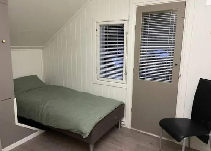 House With Garage In Lyngen Casa de Férias