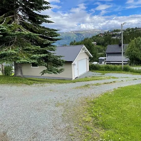 House With Garage In Lyngen Σπίτι διακοπών *