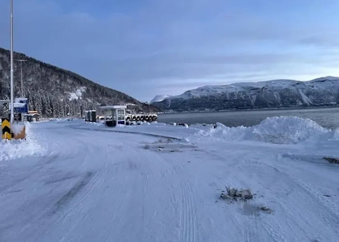 House With Garage In Lyngen Σπίτι διακοπών
