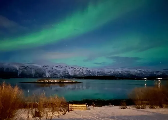 House With Garage In Lyngen Σπίτι διακοπών *